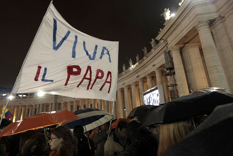 La multitud presente en la plaza de San Pedro porta una pancarta en la que se lee, en italiano: ¡Viva el papa!