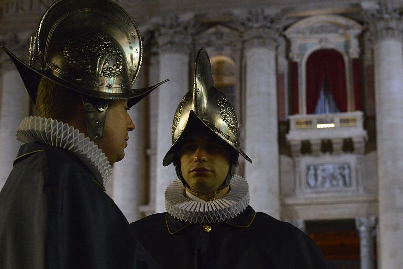 Dos miembros de la guardia suiza, cuerpo de seguridad del Vaticano, conversan tras la fumata blanca