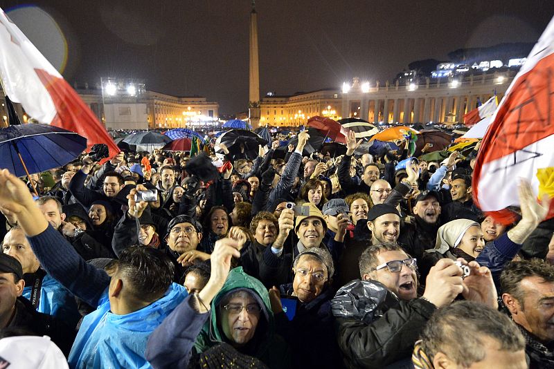 Los miles de personas presentes en la plaza de San Pedro celebran la elección del nuevo papa