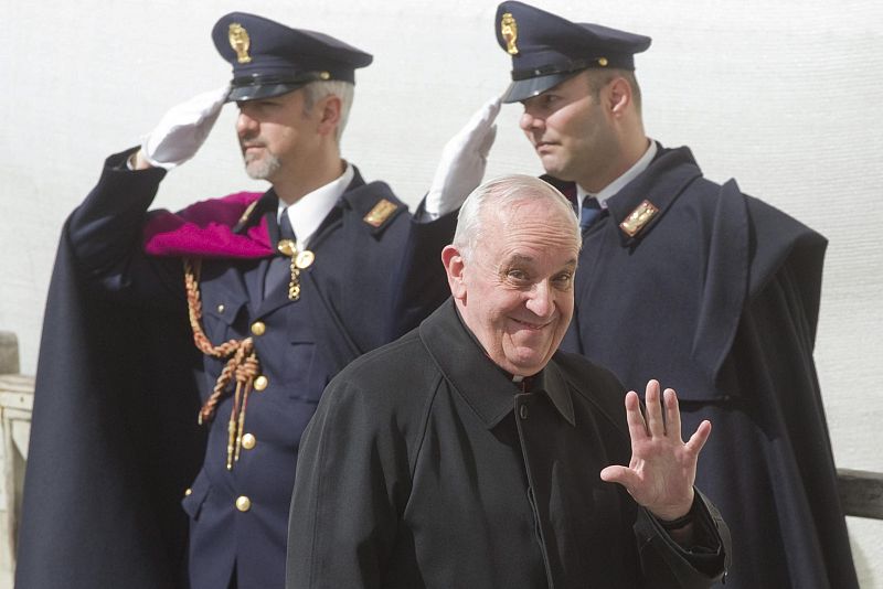 El cardenal argentino Jeorge Mario Bergoglio (c), arzobispo de Buenos Aires, sale de la última congregación preparatoria del cónclave el 11 de marzo de 2013