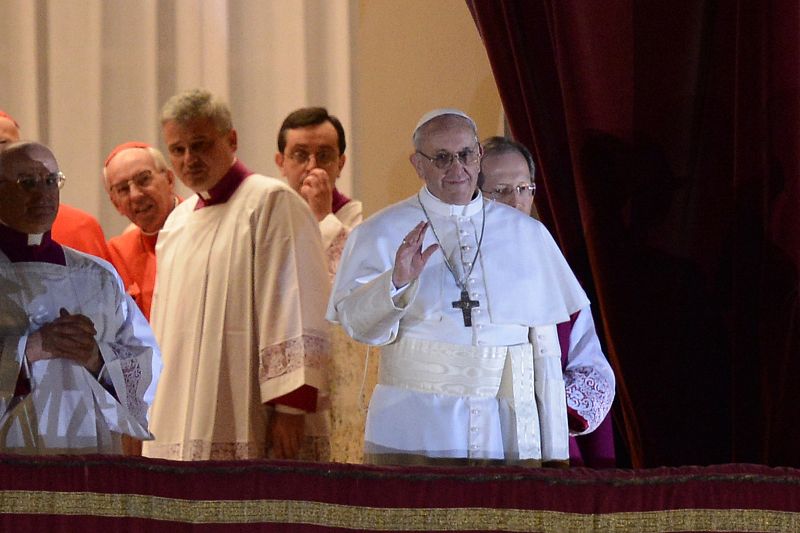 El papa Francisco saluda al pueblo desde el balcón de la logia en su primera aparición como Sumo Pontífice