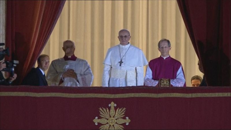 El argentino Francisco I, primer papa de origen no europeo, ha permanecido prácticamente inmóvil y se ha mostrado sencillo en su saludo a la plaza de San Pedro