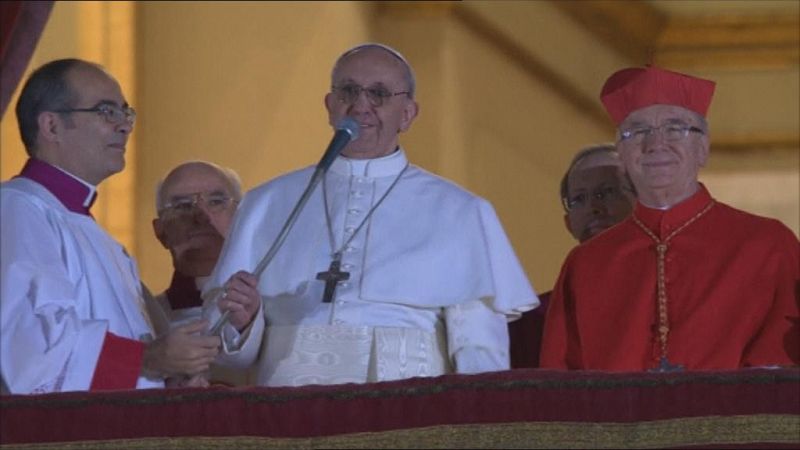 Francisco I dirige sus primeras palabras como Santo Padre a los presentes en la plaza de San Pedro