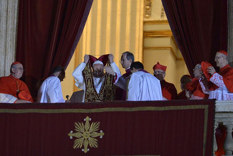 Francisco, nuevo papa de la Iglesia Católica, recibe el pectoral tras saludar al pueblo