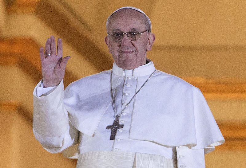 El papa Francisco ha saludado casi inmóvil, visiblemente sobrecogido ante el clamor popular, al contrario que Benedicto XVI que se mostró mucho más expresivo