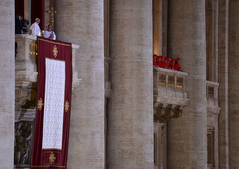 El nuevo papa Francisco y la comitiva que le acompaña, entre los que se encuentra el protodiácono Tauran, en el balcón de la logia