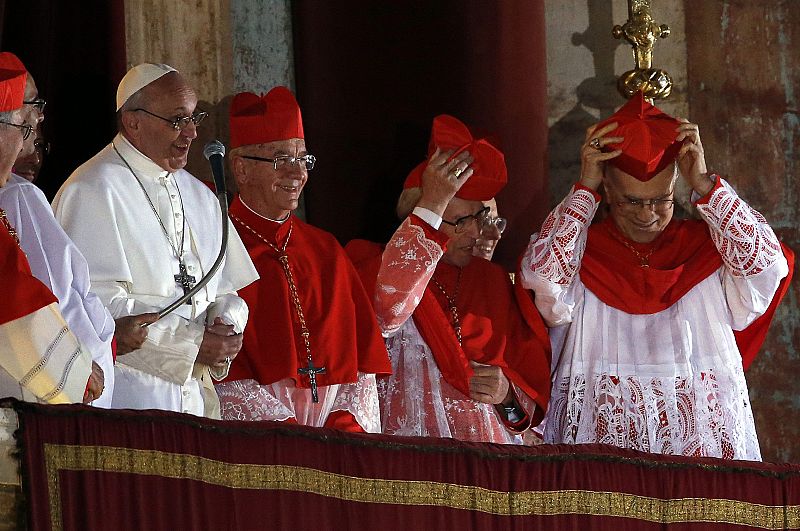 El papa Francisco ha levantado risas en la plaza de San Pedro en su primera aparición con el comentario "han ido a buscar un papa casi al fin del mundo, pero aquí estamos", en referencia a su origen argentino