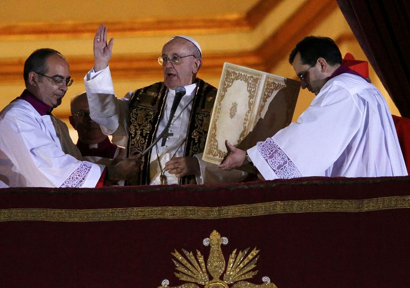 La primera oración de Francisco como papa, dirigida su predecesor, el papa emérito Benedicto XVI