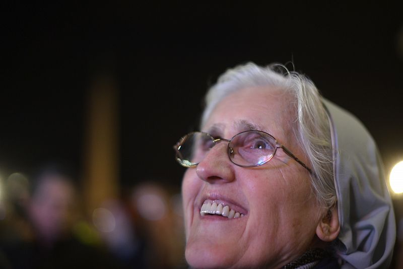 Una monja observa emocionada al nuevo papa, Francisco, en la plaza de San Pedro del Vaticano