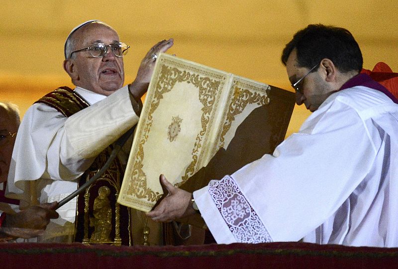 Francisco lee su primera oración como papa desde el balcón del Vaticano en el que ha sido presentado al pueblo
