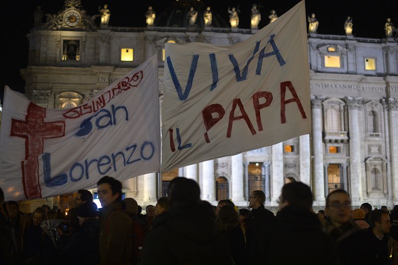 Junto a la pancarta "Viva el papa", otra procedente de argentina en la que se lee "Centro San Lorenzo"