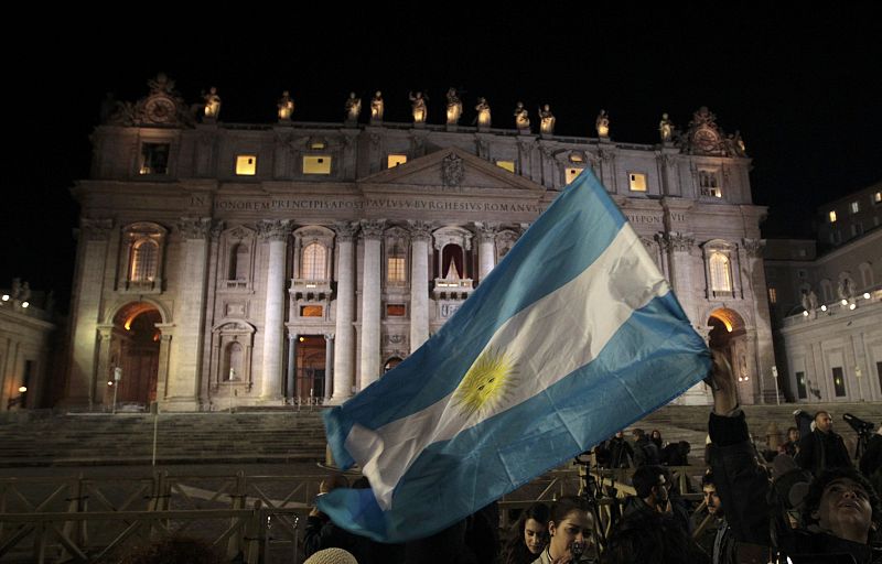 Una bandera argentina ondea en la plaza de San Pedro del Vaticano en honor al primer papa del país, Francisco