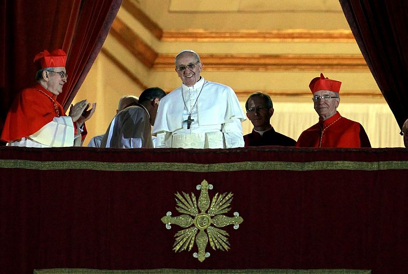 El nuevo papa, Francisco, recibe sonriente y feliz la ovación de los fieles presentes en la plaza de San Pedro