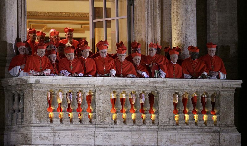 Los cardenales que han participado en el cónclave saludan también a los fieles desde el balcón de la logia en el que se ha presentado al Santo Padre Francisco