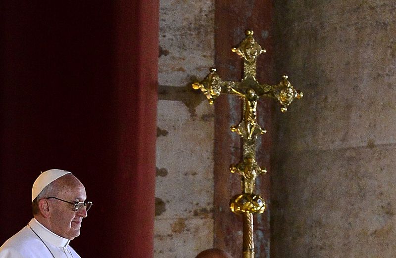 El nuevo papa, Francisco, junto a la cruz en el balcón de la Basílica de San Pedro