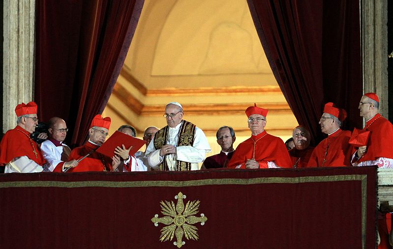 Su Santidad Francisco en la primera oración que ha pedido a los fieles en honor de su predecesor y papa emérito, Benedicto XVI