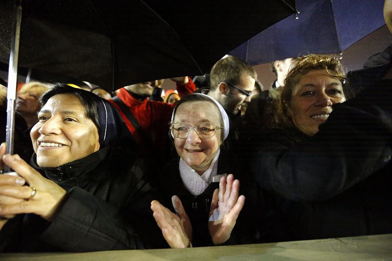 Unas monjas celebran la elección del nuevo papa, Francisco