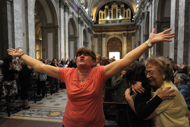 Así han celebrado en la catedral de Buenos Aires el nombramiento del cardenal argentino Jorge Mario Bergoglio como primer papa americano, Francisco