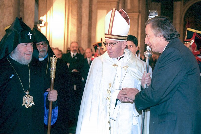 El cardenal Bergoglio en una celebración religiosa junto al difunto presidente argentino Néstor Kirchner y el actual líder de la iglesia apostólica de Armenia, Karekin II