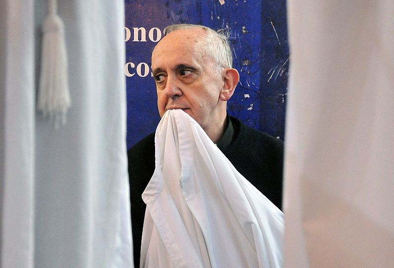 Jorge Mario Bergoglio en una curiosa imagen sujetando la sotana con la boca