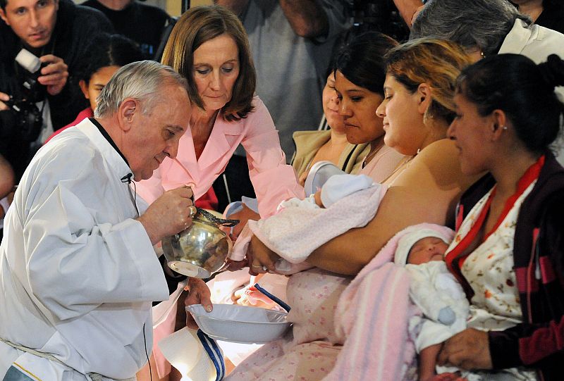 Jorge Mario Bergoglio celebra un acto bautismal en Buenos AIres