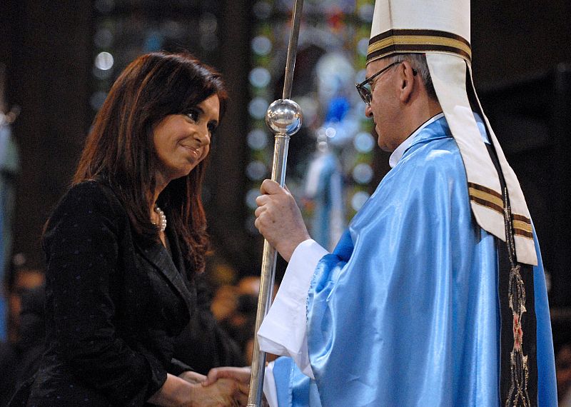 La presidenta argentina Cristina Fernández Kirchner y el cardenal Jorge Mario Bergoglio, actual papa Francisco, se saludan durante un acto en Luján, cerca de Buenos Aires