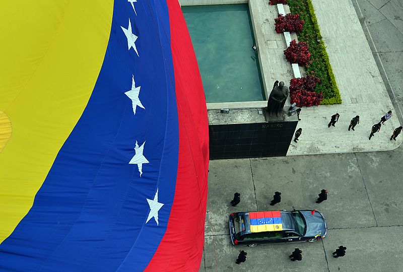 El coche fúnebre, custodiado por varios escoltas, en su camino desde la Academia Militar de Caracas al Cuartel del Monte