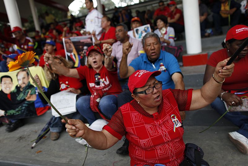 Miles de chavistas se concentran para presenciar el traslado del féretro de Chávez hacia el Cuartel de la Montaña