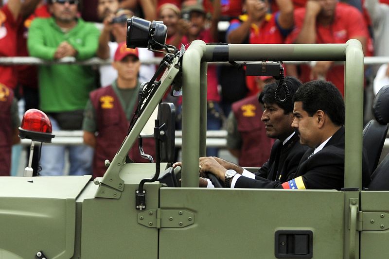 El presidente de Bolivia, Evo Morales, y el vicepresidente y presidente encargado de Venezuela, Nicolás Maduro, en la comitiva que acompaña al coche fúnebre de Hugo Chávez