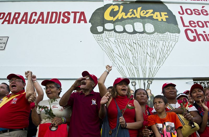 Una imagen del recorrido que ha seguido el coche fúnebre en la que se lee un mural en honor al paracaidista Hugo Chávez