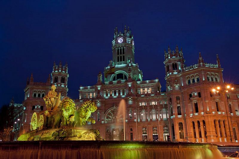 PALACIO DE COMUNICACIONES SE ILUMINA DE VERDE PARA CONMEMORAR DÍA DEL PATRÓN DE IRLANDA