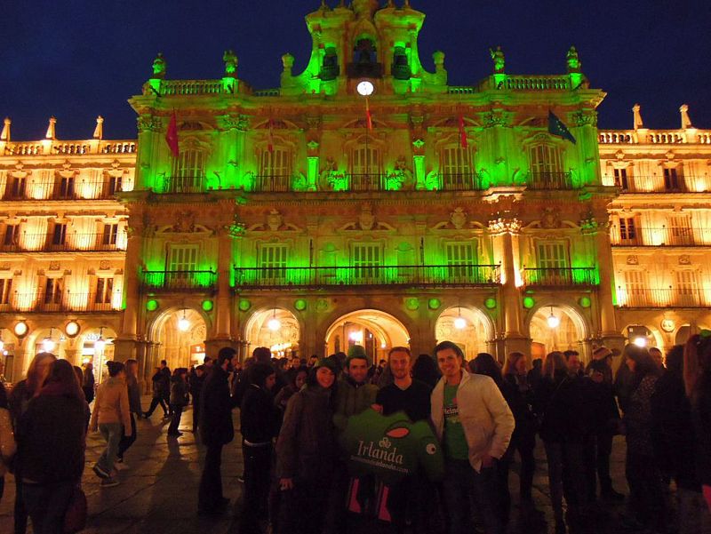 PALACIO DE COMUNICACIONES SE ILUMINA DE VERDE PARA CONMEMORAR DÍA DEL PATRÓN DE IRLANDA