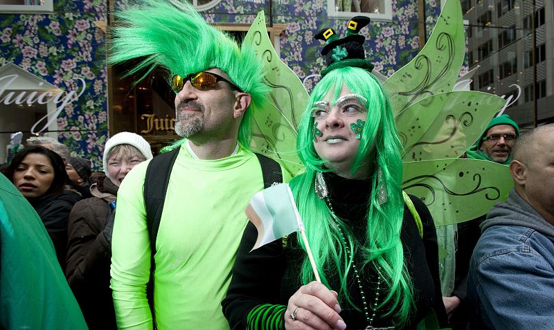 Steven Anderson and Kimberly Anderson watch the St. Patrick's Day Parade in New York