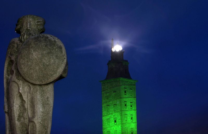 TORRE HÉRCULES SE ILUMINA DE VERDE PARA CONMEMORAR DÍA DEL PATRÓN DE IRLANDA