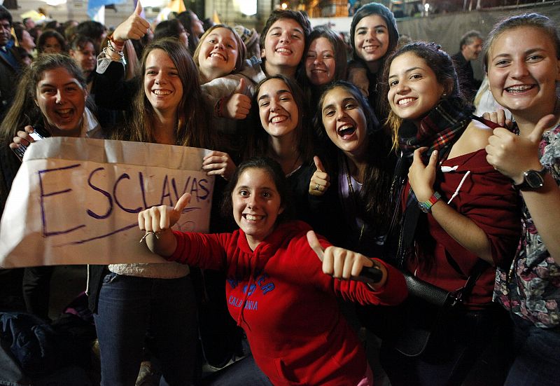 Los fieles argentinos celebran que el nuevo papa es uno de los suyos