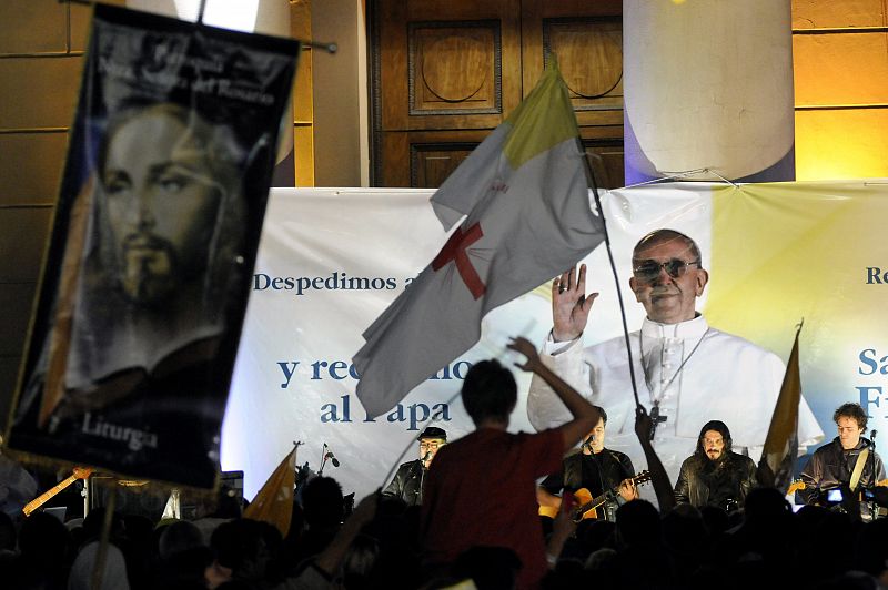 Miles de personas han participado este lunes en una vigilia de música y oración frente a la catedral de Buenos Aires