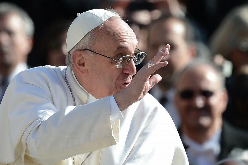Jorge Mario Bergoglio, el papa Francisco, saluda a los fieles desde el "papamóvil"