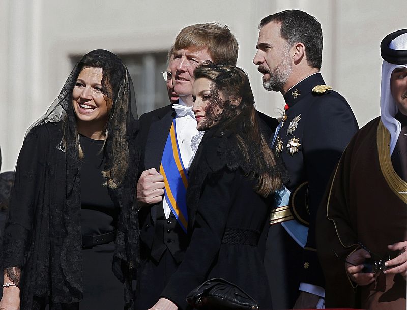 Los Príncipes de Asturias junto a los de los Países Bajos en la plaza de San Pedro