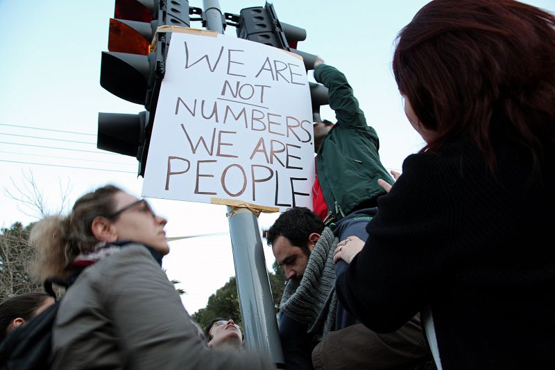 "No somos números, somos personas", se lee en inglés en una de las pancartas presentes en las manifestaciones en protesta contra el rescate de Chipre