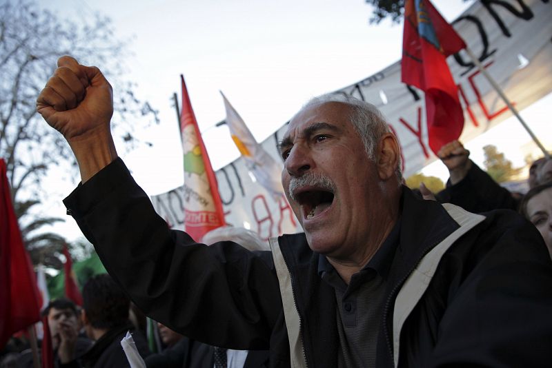 Un chipriota alza su voz contra el rescate financiero para su país, que ha sido rechazado por votación