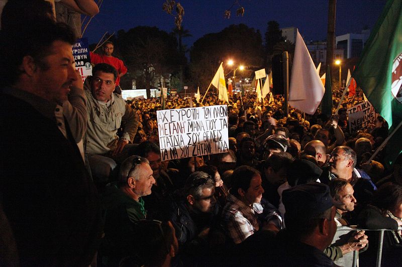 Banderas y pancartas presentes en la multitudinaria protesta contra la propuesta de rescate a Chipre