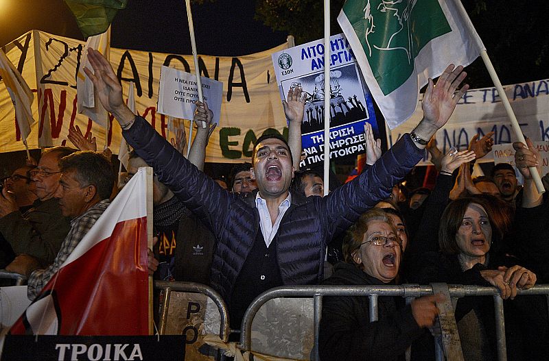 El Parlamento de Chipre ha rechazado el rescate financiero mientras sus ciudadanos se manifestaban en las calles en contra de la troika