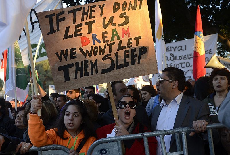 Uno de los lemas gritados en las manifestaciones contra el rescate de Chipre, en inglés, "si no nos dejan soñar, no les dejaremos dormir"