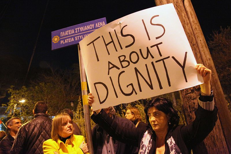 "Es cuestión de dignidad" se puede leer, en inglés, en una de las pancartas que han mostrado los manifestantes durante las protestas contra el rescate en Chipre