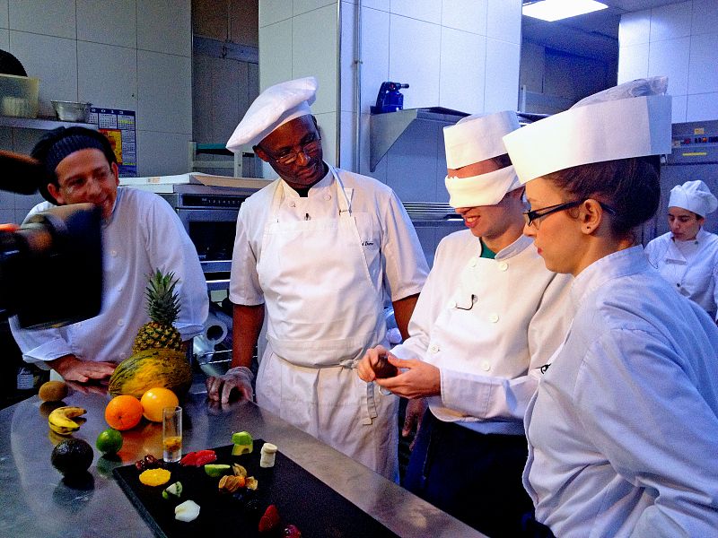 Recibir a los nuevos huéspedes, acondicionar una sala de conferencias, preparar un nuevo plato, o amasar los croissants para el buffet será parte de su aprendizaje.