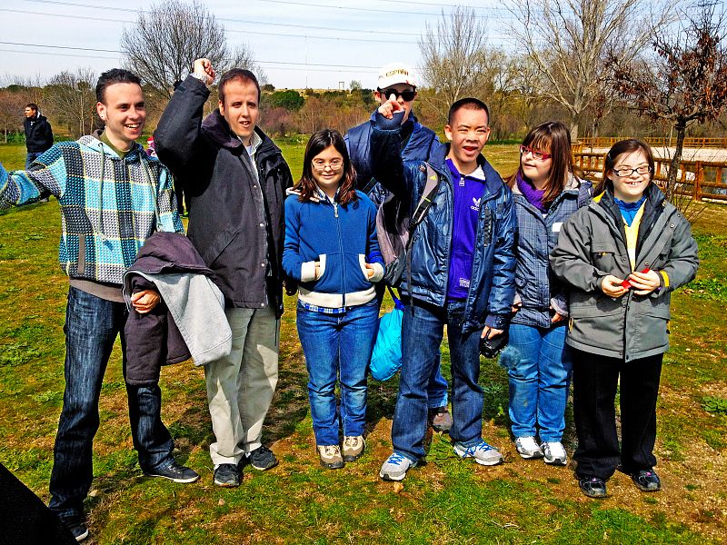 A lo largo de 13 episodios pondrán todo su empeño en aprender un oficio y brindar tanto a los clientes como a sus nuevos compañeros lo mejor de sí mismos