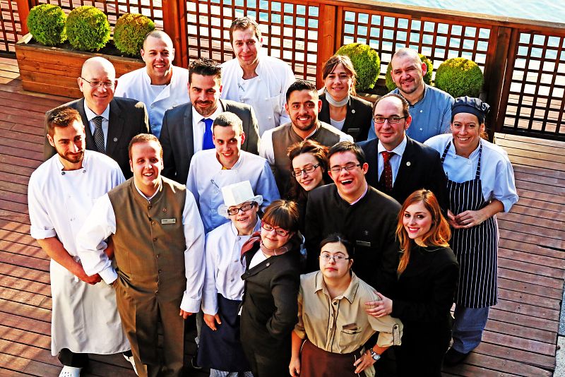 Los participantes en el concurso junto a sus maestros y compañeros