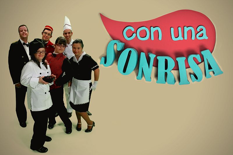 'Con Una Sonrisa' es un docu-reality cálido y divertido, en el que seis jóvenes con discapacidad intelectual acceden a su primer trabajo