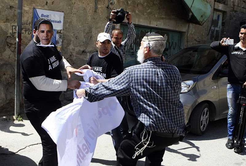 Israelíes y palestinos enfrentados en uno momento de tensión durante las manifestaciones en protesta contra la primera visita oficial del presidente Barack Obama, en las que seis militantes palestinos han sido detenidos