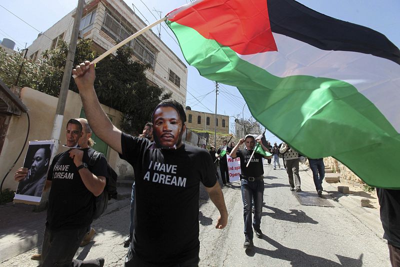 Manifestantes palestinos han protestado en Hebrón, una de las principales localidades de Cisjordania, contra la visita del presidente Barack Obama